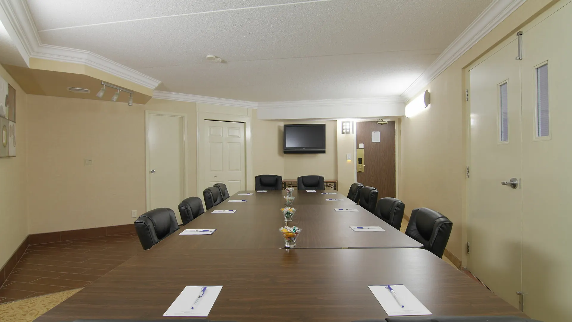 ***  Quality Inn Kitchener Canadá